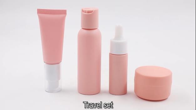 Ensembles de bouteilles en plastique orange pour emballages cosmétiques en plastique.